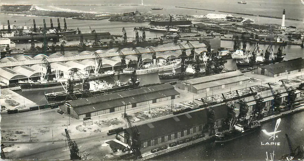 Puerto de Marsella — vista aérea de los muelles y grúas — editor LAPIE - Anverso